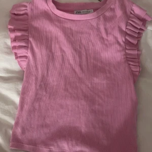 topp - supersöt topp från zara. Endast använd en gång, säljer då den är för stor för mig.💕💕