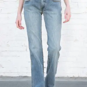 Hej! Säljer dessa jeans som är från brandy Melville, de är aldrig använda för dem är helt nya💗  (Skriv för fler bilder eller mått ifall det behövs de heter Eleonor jeans ifall man vill se original priset) OBS: tryck inte på ”köp nu” fråga innan helst