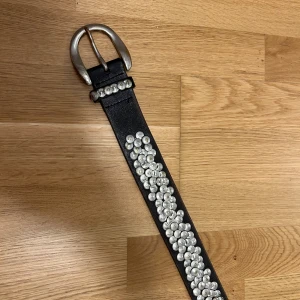 Brunt skärp - Mörkbrunt skärp med silverdetaljer. Passar mig som är en w28