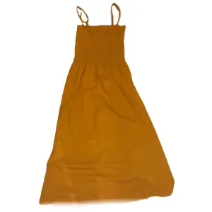 Jättefin orange sommar klänning. Den är endast använd två gånger och i perfekt skick.  Kontakta mig gärna vid frågor osv, pris kan disskuteras.💞