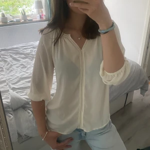 Somrig Blus  - Säljer den här fina somriga blusen från H&M. Väldigt bra skick och knappt använd 💞💞💞