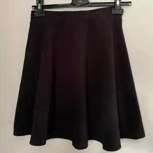 Svart kjol storlek S från Shein