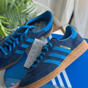 Adidas handball spezial helt nya skor  Finns tillhörande mörkblåa skosnören med