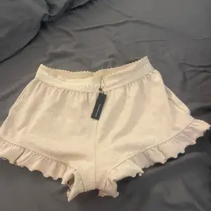 Otroligt fina pjamas shorts från lounge i storlek S färgen är beige. Fick dom för något år sedan men va redan för små då därav är lappen kvar som syns med på bilden.  Vad jag kunde ser har dom utgått ur sortimentet och finns inte längre kvar att köpa