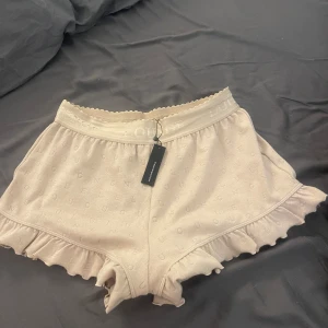Lounge pyjamas shorts  - Otroligt fina pjamas shorts från lounge i storlek S färgen är beige. Fick dom för något år sedan men va redan för små då därav är lappen kvar som syns med på bilden.  Vad jag kunde ser har dom utgått ur sortimentet och finns inte längre kvar att köpa
