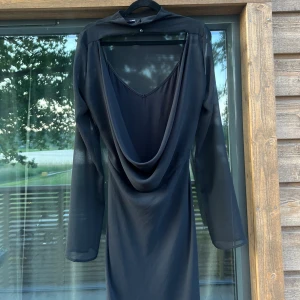 Långklänning som är låg i ryggen - Supersnygg klänning som aldrig hunnit komma till användning 💞