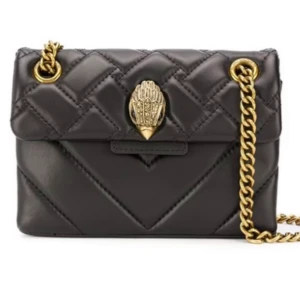 Väska Kurt Geiger mini - Svart väska med guld detaljer från Kurt geiger i mini versionen. Lite stött i kanterna, skriv för egna bilder! ☺️