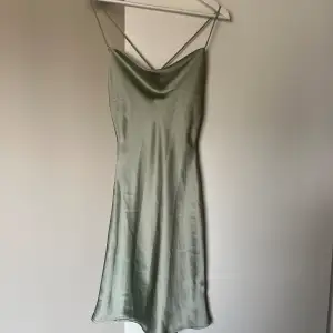 Superfin grön klänning från Na-kd i storlek 32, skulle säga att den är som en 34.  Helt oanvänd då jag aldrig fått tillfälle att använda den.