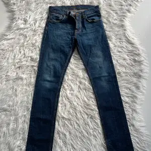 Storlek W32 L34 Säljer ett par grim tim Nudie jeans med denim tvätt som farsan köpte för 15 år sedan men aldrig använt. 