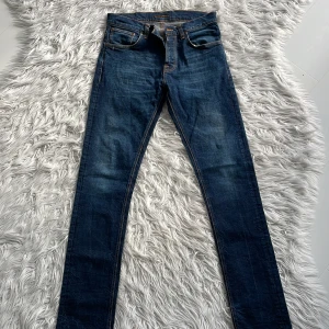 Nudie jeans slim fit - Storlek W32 L34 Säljer ett par grim tim Nudie jeans med denim tvätt som farsan köpte för 15 år sedan men aldrig använt. 