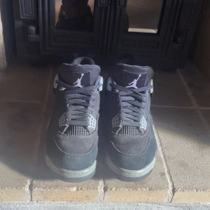 Jordan 4 black canvas  - Säljer Jordan 4s black canvas. Köpta förra sommaren, knappt använda. Kan skicka mer bilder vid intresse. Bud kan diskuteras privat