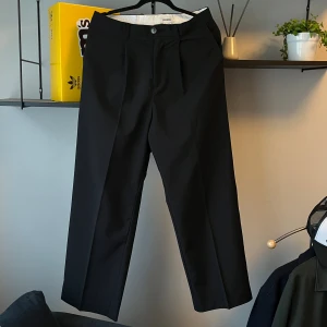 Kostymbyxor - Kostymbyxorna har en loose/rak passform. Byxorna är använda kanske 5 gånger men med försiktighet. Jag är ca 184cm lång och väger ca 67kg och de passar mig bra som på bilden. Meddela vid frågor!