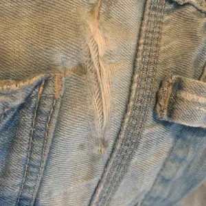 Längre Jeans Shorts Storlek L. Finns någon ( skada på dom ) kolla bilder.