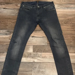 Lee slim jeans - Ett par gråa Lee jeans i slim modell, säljer för dem är lite stora på mig, använda någon gång, inga defekter, för fler bilder kom dm🙌