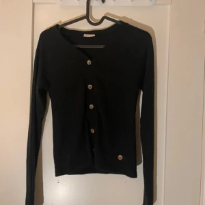 Svart ribbad långärmad  - För fler bilder eller andra frågor så skriv💗 skickar inom 2 dagar!