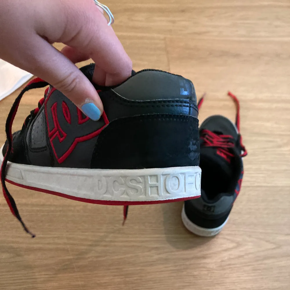 Ett par röda DcshoecoUSA skor i st 34.5 väl använda men i mycket fint skick. Skosnörena börjar gå sönder i ändarna men det går att byta. De är tvättade i tvättmaskin och är så rena som det går att få dom! ❤️. Skor.