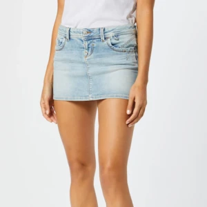 Jeanskjol - Jeanskjol ifrån Ltb. Storlek xs, men skulle säga att den passar s och kanske m också då den är ganska stretchig. Har knappt andvänts. Skulle säga att den är lite längre än vad den ser ut på bilden, men det beror ju på från person till person.