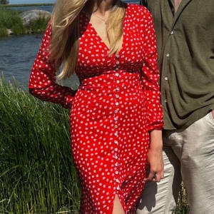 ADOORE klänning - Perfekt klänning inför midsommar! Använd en gång (midsommar 2023) så inprincip nyskick. 