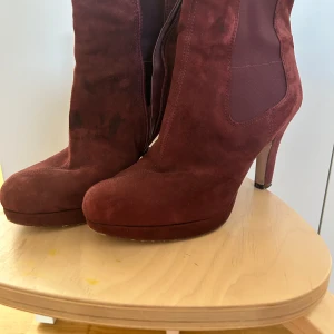 Clarks sköna klackar - Otroliga stövletter som är så sköna att gå i trots klack! Jättefin vinröd/burgundy färg