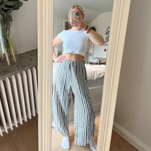 Wide linen trousers - Slit on the side. Size L but stretchy so fits S