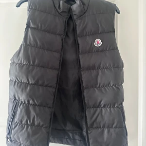 Moncler väst - Säljer en moncler väst i storlek S, ganska oversized. Passar både män o kvinnor. 