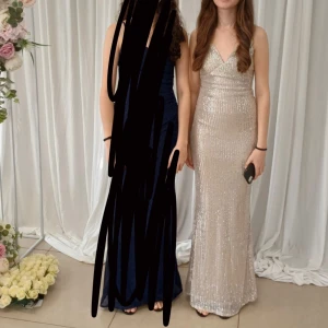 Klänning - Jättefin klänning som endast använts en gång. (Jag är 163) Den går att ha till balen eller bröllop😍 300kr+frakt