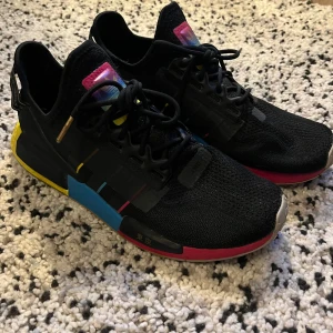Adidas nmd - Det här är ett par Adidas nmd r1 v2 tokyo nights. Storlek 43 1/3. Skorna är använda under ca en sommar men i bra skick. Finns några små märken bak på hälen annars inget stort. Säljer för 500 men lämna gärna förslag! 