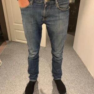 Armani jeans - Säljer nu mina snygga giorgio Armani jeans då jag tyvär vuxit ur dem. Storlek-30/32, slim fit.  