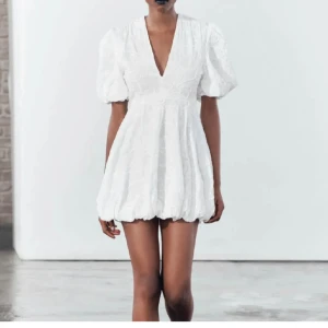 Studentklänning  - Säljer denna söta klänning från Zara, helt slutsåld på hemsidan. Endast testad, lappen kvar! Perfekt till skolavslutning eller student🩷