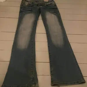Så fina lågmidjade utsvänga jeans från crazy age. Unika detaljer och verkligen super fina! Innerben: 82cm. Midja: 38cm med stretch 