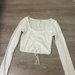 Fin topp nu till sommaren - Vit gullig kort topp från H&M. Storlek S men passar även XS. Använd ungefär 1 gång och i bra skick 