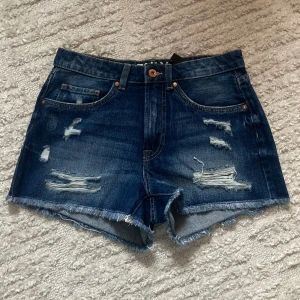 Jeans Shorts - Kan gå ner i pris vid snabb affär!  Säljer dessa ursnygga jeansshortsen med så snygga detaljer då de inte passade mig 😔 Oanvända med lappen kvar, endast provade! 