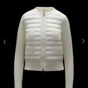 Moncler cardigan SÖKER - SÖKER denna moncler cardigan i strl xs-s, helst i vit eller beige. Hör av er om ni vill sälja!! Kan betala upp till ca 2500. 