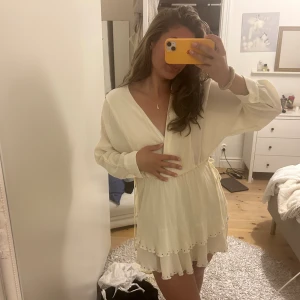 Klänning Zara - Sååå fin klänning från Zara i beige/kräm vit färg! Passar perfekt till sommaren! Älskar den men tyvärr lite kort på mig (170 cm). Endast använd 2 ggr. Köpt förra sommaren så går inte att få tag på längre! (Storlek M men skulle säga passar S) 