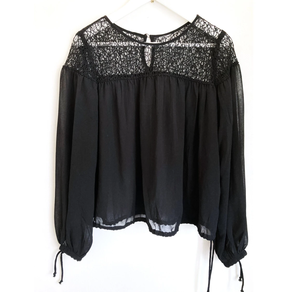 Svart blus i chiffong med virkade detaljer, stl 36 S, bohemisk, boho, goth, långärmad