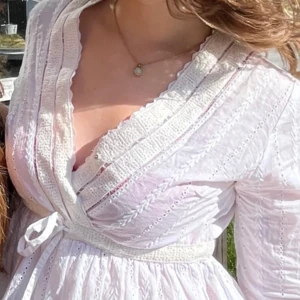 Söt vit blus  - Jätte söt somrig blus i storlek S! Den är trekvartsärmad!☺️🙌😍