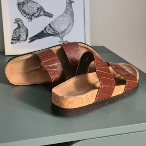 Sandaler Monki - Snygga sandaler från Monki i storlek 38. Knappt använda och har bara stått i en garderob i princip, men såg när jag tog fram de att tyget släppt lite i bakkant, annars I superfint skick!