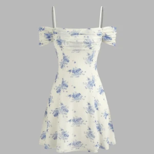 Jättefin avslutningsklänning! - Vit klänning med blåa blommor, ordinarie pris 300, storlek M men passar perfekt på mig som har S och tyget är stretch så L fungerar nog också ❤️aldrig använd!