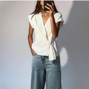 Zara blus  - Så snygg blus/topp från zara med v ringning, sitter så elegant på! Nypris 329, använd tre gånger. 