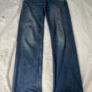 Nudie Jeans Tuff Tony - Nyskick Nypris 1800 Storlek 32/34  Personen på bilden är 191 cm