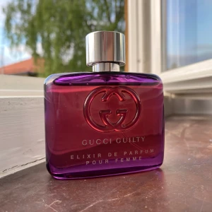 Äkta Gucci Guilty Pour Femme Elixir de Parfum - Äkta Gucci guily pour femme elixir de parfum 60 ml i utmärkt skick Damparfym  Endast prövad 1 gång. (Helt ny)  Nypris 2195 kr hos Kicks Ask medföljer ej. Säljs eftersom jag har många parfymer och den kommer inte till användning  
