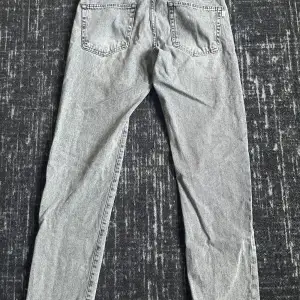 Säljer ett par gråa Woodbird jeans som är straight fit, riktigt snygga och är i bra skick