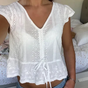 Vit blus - Säljer denna superfina blusen jag köpte här på plick! Inser att jag inte kommer få användning av den 🫶🏼