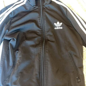 Adidas tröja - Hej säljer denna tröja som blivit förstor. Kontakta gärna vid frågor eller sådant🩷