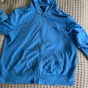 Ljus blå polo tröja  - Ganska bra skick har en fläck som it går bort men annars jätte bra