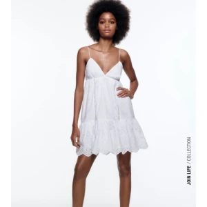 Zara klänning  - Jättesöt klänning från zara , perfekt sommarklänning. Använd cirka 3 gånger💗köpt för 399. Lagad på ena sidan men inget som syns eller man tänker på💗