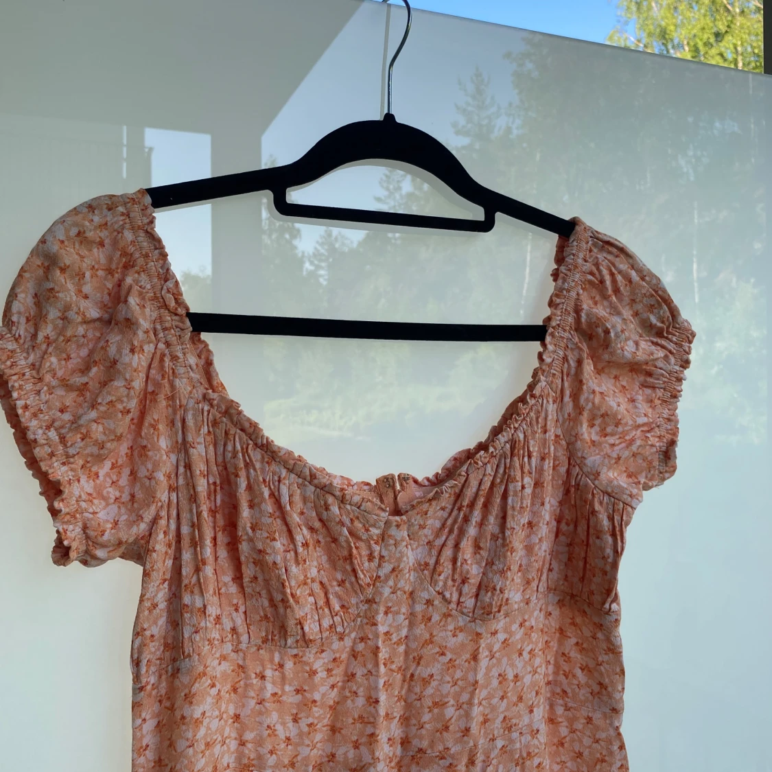 Superfin blommig sommarklänning med slits - 90