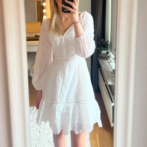 Vit klänning - Långärmad vit klänning med spets. Jättefin till sommaren eller student. Endast provad💖 