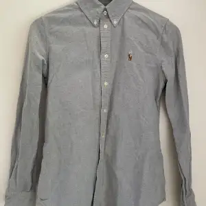 Sjukt snygg raffe skjorta i storlek small. Fin grå färg som passar perfekt till sommaren. Säljer eftersom att den tyvärr är för liten för mig. Nypris runt 1500, mitt pris 550kr men kan diskuteras.