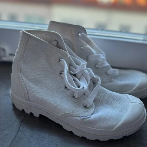 Palladium  - Vita palladium. Legat nerpackade så behövs dammas av. Kan göras innan det skickas. Storlek 37 